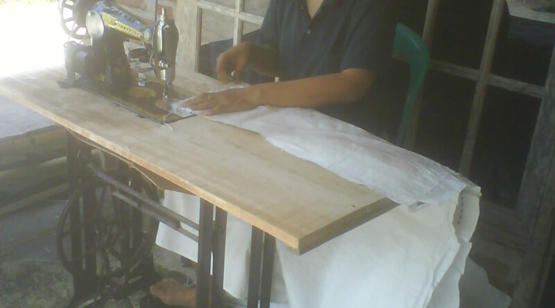 Yanti sedang menjahit tenda